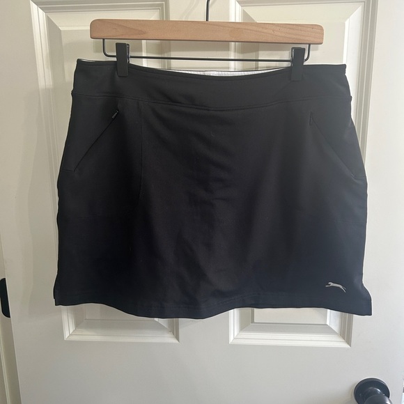 Slazenger Pants - EUC Slazenger size Large black athletic golf skort. Zipper pockets. Flattering.